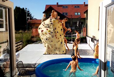 Letní bazén a bouldrovací kámen pro děti